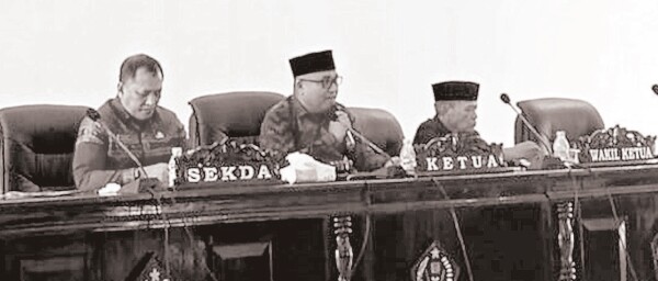 Sekab Konawe Ferdinand Sapan (kiri), saat menghadiri rapat penandatanganan nota kesepahaman penggunaan APBD Konawe tahun 2022, Kamis (6/7) di Kantor DPRD Konawe. Tampak Ketua DPRD H Ardin (tengah) dan Wakil Ketua I DPRD, Tajuddin Dongge (kanan).