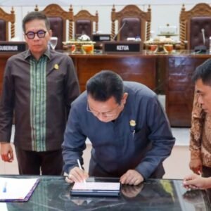 Ketua DPRD Sultra, Abdurrahman Shaleh menandatangani Nota Kesepakatan KUA-PPAS dalam Rapat Paripurna DPRD Sultra. Ketua DPRD Sultra, Abdurrahman Shaleh menandatangani Nota Kesepakatan KUA-PPAS dalam Rapat Paripurna DPRD Sultra.
