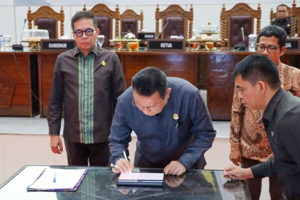 Ketua DPRD Sultra, Abdurrahman Shaleh menandatangani Nota Kesepakatan KUA-PPAS dalam Rapat Paripurna DPRD Sultra.