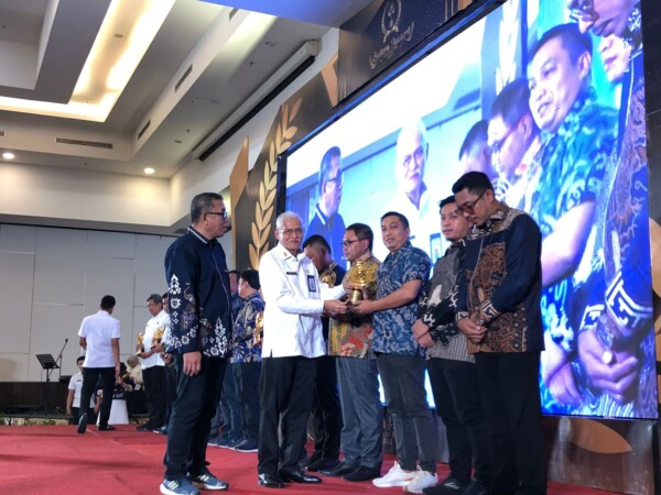 Perwakilan Sekda Konsel saat menerima Penghargaan Sultra Award Kendari Pos 2023 yang diserahkan langsung Sekda Sultra, Asrun Lio didampingi Direktur Kendari Pos, Irwan Zainuddin