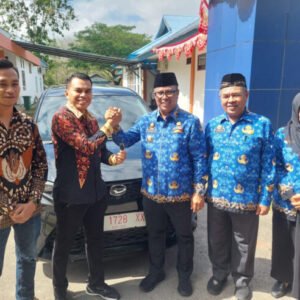 Pj Bupati Mubar, Bahri (ketiga dari kanan) bersalaman dengan ketua Bawaslu Mubar, Awaluddin Usa (kedua dari kiri). Tampak Sekab Mubar, LM. Husein Tali (kedua dari kanan) mendampingi.(Akhirman Kendari Pos)