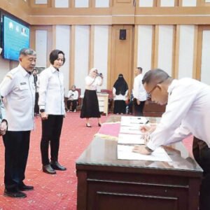 Kepala Bapenda Sultra, Muhajirin (kanan) meneken berita acara Penandatanganan Kerja Sama (PKS) dan Penyerahan Surat Kuasa Khusus optimalisasi PAD sektor pertambangan. Turut bertanda tangan Direktur Koordinasi dan Supervisi (Korsup) Wilayah IV KPK, Ely Kusumastuti (4 dari kiri), Rabu (6/9), kemarin.