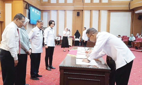 Kepala Bapenda Sultra, Muhajirin (kanan) meneken berita acara Penandatanganan Kerja Sama (PKS) dan Penyerahan Surat Kuasa Khusus optimalisasi PAD sektor pertambangan. Turut bertanda tangan Direktur Koordinasi dan Supervisi (Korsup) Wilayah IV KPK, Ely Kusumastuti (4 dari kiri), Rabu (6/9), kemarin.