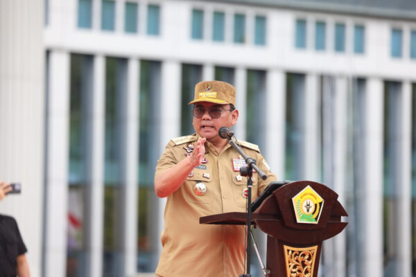 Pj Gubernur Sultra, Komjen Pol (P) Andap Budhi Revianto memimpin apel gabungan perdana di Lapangan Upacara Kantor Gubernur Sultra, Senin, 11 September 2023.