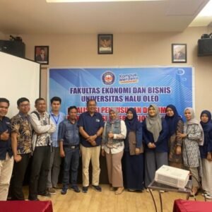 Foto bersama Dekan FEB UHO, Prof. Dr. Arifuddin Mas'ud, SE., M.Si, AK, CA, ACPA (enam dari kiri) dan dosen FEB UHO lainya, usai kegiatan.(Ewin Endang Sahputri) Foto bersama Dekan FEB UHO, Prof. Dr. Arifuddin Mas'ud, SE., M.Si, AK, CA, ACPA (enam dari kiri) dan dosen FEB UHO lainya, usai kegiatan.(Ewin Endang Sahputri)