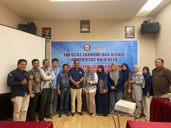 Foto bersama Dekan FEB UHO, Prof. Dr. Arifuddin Mas'ud, SE., M.Si, AK, CA, ACPA (enam dari kiri) dan dosen FEB UHO lainya, usai kegiatan.(Ewin Endang Sahputri) Foto bersama Dekan FEB UHO, Prof. Dr. Arifuddin Mas'ud, SE., M.Si, AK, CA, ACPA (enam dari kiri) dan dosen FEB UHO lainya, usai kegiatan.(Ewin Endang Sahputri)