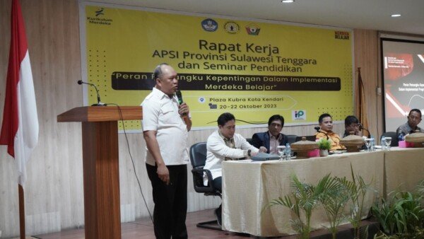 Bupati Konut Dr.Ruksamin (kiri) saat menjadi pembicara dalam seminar pendidikan yang digelar Asosiasi Pengawas Sekolah Indonesia (APSI) Provinsi Sultra, 21-22 Oktober 2023. (PROKOPIM KONUT)