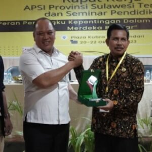 Bupati Konut Dr.Ruksamin menerima cendera mata dari Asosiasi Pengawas Sekolah Indonesia (APSI) Provinsi Sultra usai menjadi pembicara dalam seminar pendidikan, 21-22 Oktober 2023. (PROKOPIM KONUT)