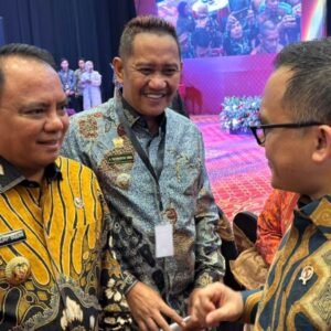 Penjabat (Pj) Gubernur Sultra, Andap Budhi Revianto (kiri) berbincang dengan Menpan-RB, Abdullah Azwar Anas, usai peresmian MPP di Hotel Bidakara Jakarta, Selasa, 31 Oktober 2023.