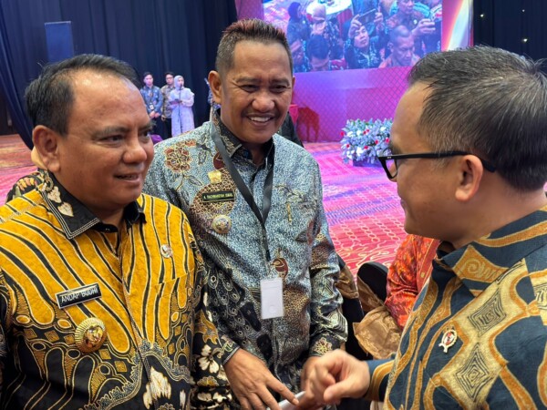 IMG-20231031-WA0015 Penjabat (Pj) Gubernur Sultra, Andap Budhi Revianto (kiri) berbincang dengan Menpan-RB, Abdullah Azwar Anas, usai peresmian MPP di Hotel Bidakara Jakarta, Selasa, 31 Oktober 2023.