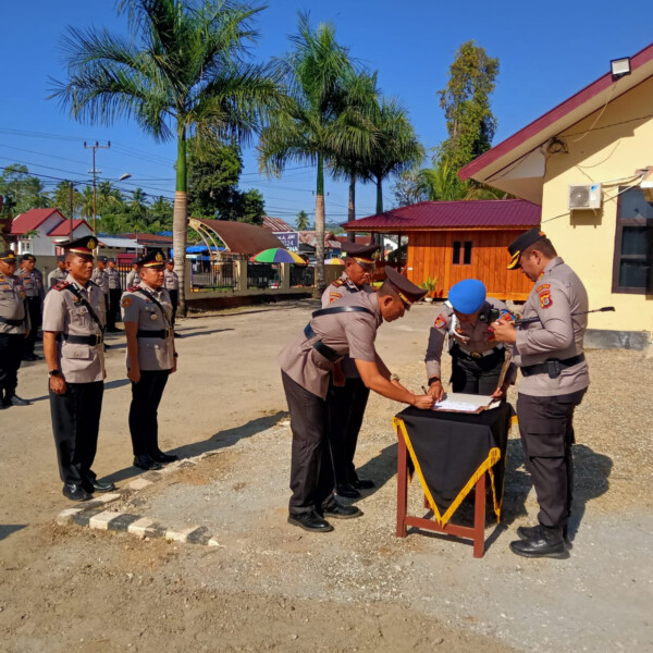 Kapolres Koltim, AKBP Yudhi Palmi DJ memimpin serah terima jabatan dua PJU Polres Koltim, Senin, 2 Oktober 2023. (Kusdin/KENDARINEWS.COM)