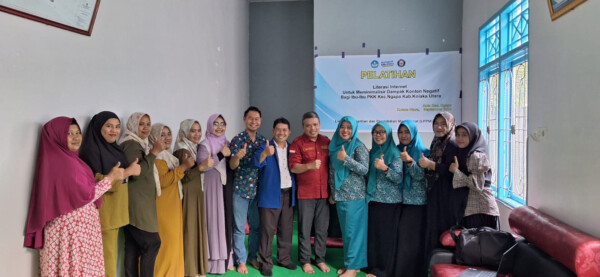 Dosen yang tergabung dalam Tim Pengabdian Masyarakat internal FKIP UHO foto bersama warga Kecamatan Ngapa, Kabupaten Kolaka Utara.