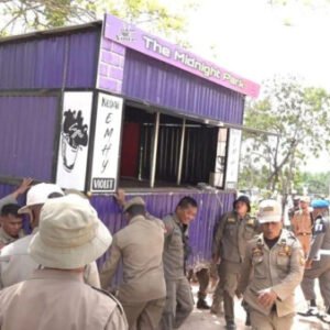Personil Satpol PP Kendari menertibkan lapak pedagang di Jalan ZA Sugianto. Penertiban dilakukan karena pedagang melanggar RT RW.