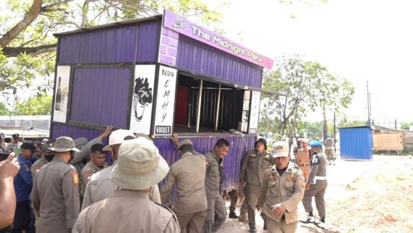 Personil Satpol PP Kendari menertibkan lapak pedagang di Jalan ZA Sugianto. Penertiban dilakukan karena pedagang melanggar RT RW. Personil Satpol PP Kendari menertibkan lapak pedagang di Jalan ZA Sugianto. Penertiban dilakukan karena pedagang melanggar RT RW.