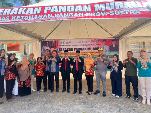 Suasana pembukaan Gerakan Pangan Murah di pelataran Kantor DPM PTSP Sultra, Kamis, 5 Oktober 2023. Suasana pembukaan Gerakan Pangan Murah di pelataran Kantor DPM PTSP Sultra, Kamis, 5 Oktober 2023.