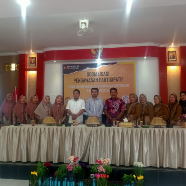 Kordiv Penangnana Pelanggaran dan Penyelesaian Sengketa Bawaslu Koltim, Ian Purnama Junior (paling tengah)