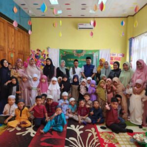 Foto bersama usai perayaan Maulid Nabi Muhammad SAW di TK Negeri 5 Kendari.