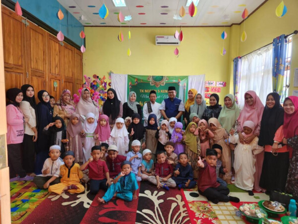 Foto bersama usai perayaan Maulid Nabi Muhammad SAW di TK Negeri 5 Kendari.
