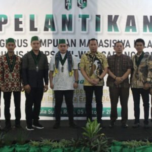 Ketua DPRD Kolaka, Syaifullah Halik (lima dari kanan) saat menghadiri pelantikan Pengurus Himpunan Mahasiswa Islam (HMI) Cabang Kolaka periode 2023-2024 di Hotel Sutan Raja.