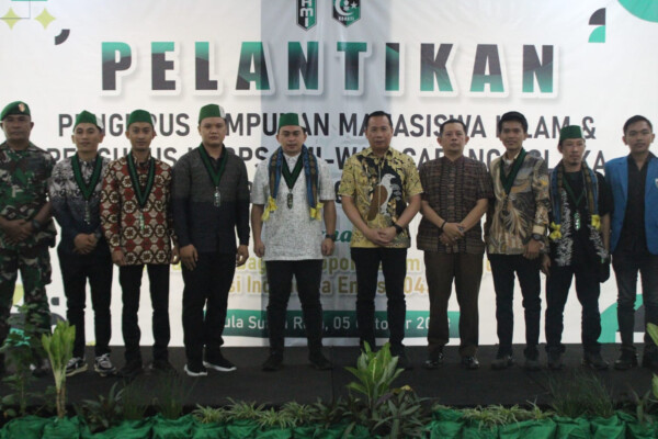 Ketua DPRD Kolaka, Syaifullah Halik (lima dari kanan) saat menghadiri pelantikan Pengurus Himpunan Mahasiswa Islam (HMI) Cabang Kolaka periode 2023-2024 di Hotel Sutan Raja.