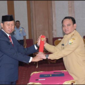 Pj Gubernur Sultra, Komjen Pol (P), Andap Budhi Revianto (kanan) menyerahkan SK Perpanjangan kepada Asmawa Tosepu sebagai Penjabat (Pj) Wali Kota Kendari. (FOTO: Rahma Safitri)
