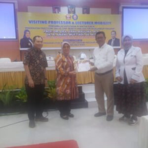 Wakil Direktur Bidang Kemahasiswaan Pascasarjan UHO Prof. Analuddin (dua kanan) menyerahkan sertifikat penghargaan kepada Prof. Dr. Dra. Erna Maulina, M,Si (dua kiri) usai memberi kuliah dalam program visiting professor and lecturer mobility di Aula Pascasarjana UHO, Senin (9/10). Wakil Direktur Bidang Kemahasiswaan Pascasarjan UHO Prof. Analuddin (dua kanan) menyerahkan sertifikat penghargaan kepada Prof. Dr. Dra. Erna Maulina, M,Si (dua kiri) usai memberi kuliah dalam program visiting professor and lecturer mobility di Aula Pascasarjana UHO, Senin (9/10).