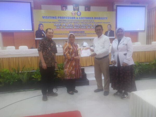 Wakil Direktur Bidang Kemahasiswaan Pascasarjan UHO Prof. Analuddin (dua kanan) menyerahkan sertifikat penghargaan kepada Prof. Dr. Dra. Erna Maulina, M,Si (dua kiri) usai memberi kuliah dalam program visiting professor and lecturer mobility di Aula Pascasarjana UHO, Senin (9/10). Wakil Direktur Bidang Kemahasiswaan Pascasarjan UHO Prof. Analuddin (dua kanan) menyerahkan sertifikat penghargaan kepada Prof. Dr. Dra. Erna Maulina, M,Si (dua kiri) usai memberi kuliah dalam program visiting professor and lecturer mobility di Aula Pascasarjana UHO, Senin (9/10).