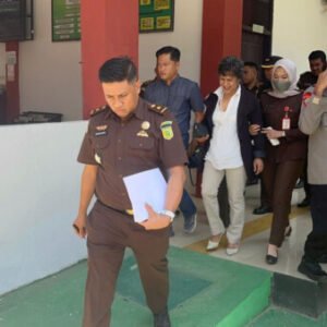 Dirut PT Roshini Indonesia, Lily Sami (kemeja putih) yang berstatus DPO, akhirnya diamankan saat menghadiri sidang PK di PN Unaaha, Senin (9/10). Tampak Kasi Pidum Kejari Konawe, Marwan Arifin (depan).