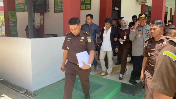 Dirut PT Roshini Indonesia, Lily Sami (kemeja putih) yang berstatus DPO, akhirnya diamankan saat menghadiri sidang PK di PN Unaaha, Senin (9/10). Tampak Kasi Pidum Kejari Konawe, Marwan Arifin (depan). Dirut PT Roshini Indonesia, Lily Sami (kemeja putih) yang berstatus DPO, akhirnya diamankan saat menghadiri sidang PK di PN Unaaha, Senin (9/10). Tampak Kasi Pidum Kejari Konawe, Marwan Arifin (depan).