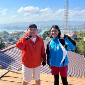 Pj Gubernur Sultra, Komjen Pol (P) Andap Budhi Revianto (kiri) bertemu Ananda Rinawati Rumbia, seorang siswa berprestasi saat gowes di Gunung Jati, Kota Kendari, Minggu pagi, 15 Oktober 2023. FOTO: Kominfo Sultra.