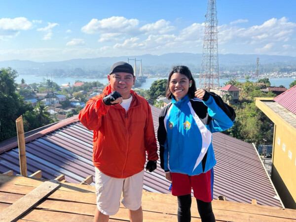Pj Gubernur Sultra, Komjen Pol (P) Andap Budhi Revianto (kiri) bertemu Ananda Rinawati Rumbia, seorang siswa berprestasi saat gowes di Gunung Jati, Kota Kendari, Minggu pagi, 15 Oktober 2023. FOTO: Kominfo Sultra. Pj Gubernur Sultra, Komjen Pol (P) Andap Budhi Revianto (kiri) bertemu Ananda Rinawati Rumbia, seorang siswa berprestasi saat gowes di Gunung Jati, Kota Kendari, Minggu pagi, 15 Oktober 2023. FOTO: Kominfo Sultra.