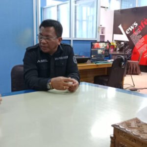 Ketua KPU Sultra Dr. Asril, S.Sos., M.Si (tengah) didampingi Wakil Direktur Kendari Pos (kiri) dan Manager Iklan dan EO (kanan) saat diskusi di Gedung Graha Pena Kendari, Selasa (17/10)