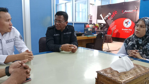 image-30Ketua KPU Sultra Dr. Asril, S.Sos., M.Si (tengah) didampingi Wakil Direktur Kendari Pos (kiri) dan Manager Iklan dan EO (kanan) saat diskusi di Gedung Graha Pena Kendari, Selasa (17/10) Ketua KPU Sultra Dr. Asril, S.Sos., M.Si (tengah) didampingi Wakil Direktur Kendari Pos (kiri) dan Manager Iklan dan EO (kanan) saat diskusi di Gedung Graha Pena Kendari, Selasa (17/10)