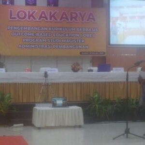 Ketua panitia Dr. Zulfiah Larisu, S.Sos.,M.Si menyampaikan laporan pada pembukaan lokakarya pengembangan kurikulum berbasis OBE.