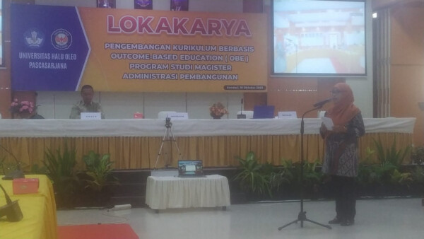 Ketua panitia Dr. Zulfiah Larisu, S.Sos.,M.Si menyampaikan laporan pada pembukaan lokakarya pengembangan kurikulum berbasis OBE.