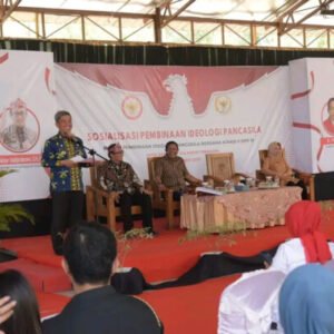 Sekretaris Daerah (Sekda) Kota Kendari, Dr. Ridwansyah Taridala membuka Sosialisasi Pembinaan Ideologi Pancasila yang dilaksanakan Badan Pembinaan Ideologi Pancasila (BPIP) bersama Komisi II DPR RI di Kendari. FOTO: Kominfo Kendari.