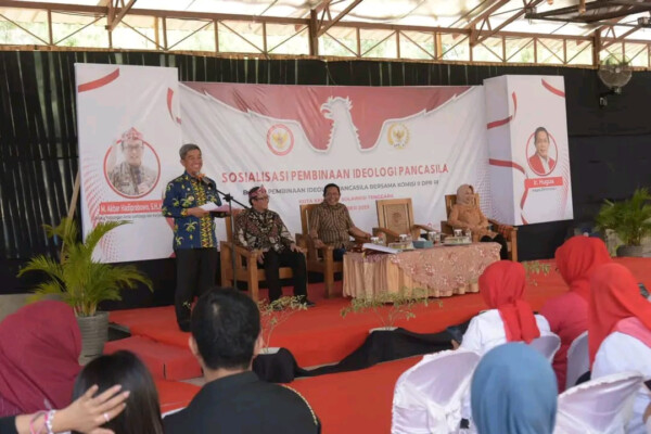 Sekretaris Daerah (Sekda) Kota Kendari, Dr. Ridwansyah Taridala membuka Sosialisasi Pembinaan Ideologi Pancasila yang dilaksanakan Badan Pembinaan Ideologi Pancasila (BPIP) bersama Komisi II DPR RI di Kendari. FOTO: Kominfo Kendari.