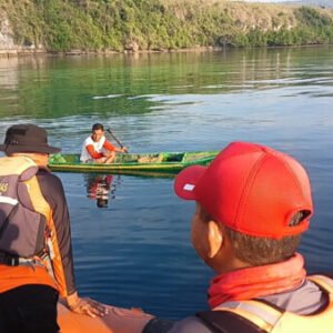 Tim Sar Baubau bersama warga saat melakukan pencarian terhadap korban di Perairan Teluk Lande Kabupaten Buton Selatan, Jumat, 20 Oktober 2023. FOTO: Istimewa