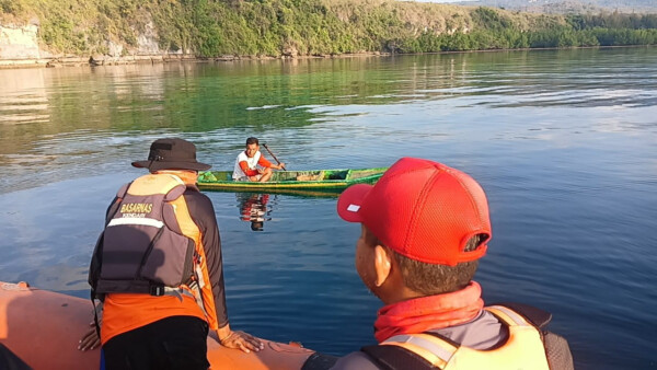 Tim Sar Baubau bersama warga saat melakukan pencarian terhadap korban di Perairan Teluk Lande Kabupaten Buton Selatan, Jumat, 20 Oktober 2023. FOTO: Istimewa