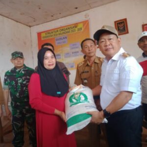 Pj Bupati Konawe Harmin Ramba, saat menyalurkan bantuan beras bagi warga desa Walandawe, Sabtu (21/10), bertempat di balai desa Walandawe kecamatan Routa.