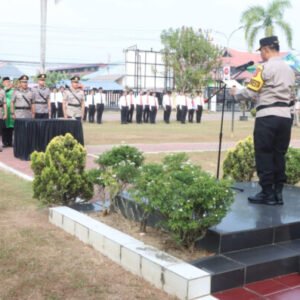 Kapolresta Kendari Kombespol Muhammad Eka Faturrahman saat memberikan sambutan seusai melantik pejabatnya di Lapangan Upacara Mapolres Kendari, Senin (23/10). (Muhammad Akbar Ali/Kendari Pos)
