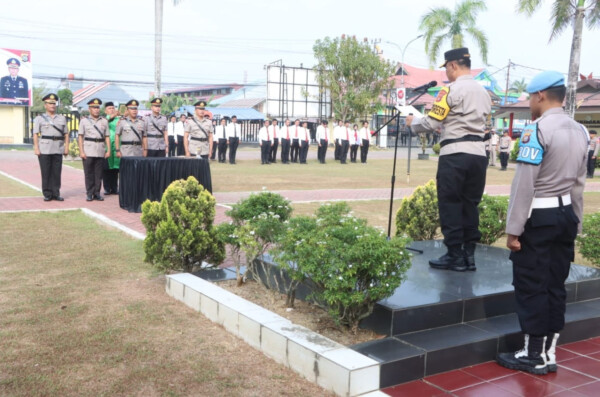 Kapolresta Kendari Kombespol Muhammad Eka Faturrahman saat memberikan sambutan seusai melantik pejabatnya di Lapangan Upacara Mapolres Kendari, Senin (23/10). (Muhammad Akbar Ali/Kendari Pos)