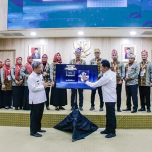 Pj Wali Kota, Asmawa Tosepu didampingi Sekda Kota Kendari, Ridwansyah Taridala saat melaunching sejumlah inovasi daerah di Ruang Samaturu Gedung Balai Kota Kendari.