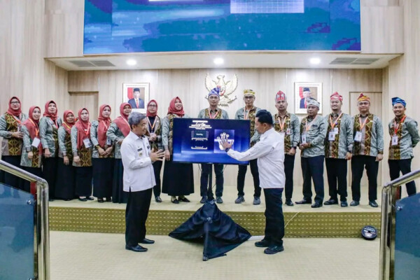Pj Wali Kota, Asmawa Tosepu didampingi Sekda Kota Kendari, Ridwansyah Taridala saat melaunching sejumlah inovasi daerah di Ruang Samaturu Gedung Balai Kota Kendari.