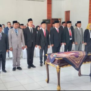 Bupati Butur, Ridwan Zakariah memimpin seremoni pelantikan dan pengambilan sumpah jabatan 11 pejabat eselon II di Aula Sekretariat Daerah. FOTO: Hadrian