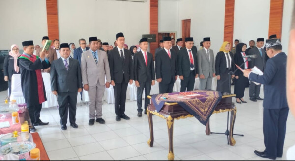 Bupati Butur, Ridwan Zakariah memimpin seremoni pelantikan dan pengambilan sumpah jabatan 11 pejabat eselon II di Aula Sekretariat Daerah. FOTO: Hadrian