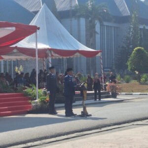 Penjabat (Pj) Gubernur Sultra, Andap Budhi Revianto menjadi Inspektur Upacara peringatan Hari Sumpah Pemuda (HSP) ke-95 tahun di pelataran Kantor Gubernur Sultra, Sabtu, 28 Oktober 2023. FOTO: Rahma Safitri