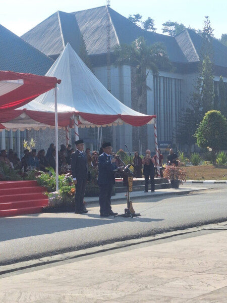 Penjabat (Pj) Gubernur Sultra, Andap Budhi Revianto menjadi Inspektur Upacara peringatan Hari Sumpah Pemuda (HSP) ke-95 tahun di pelataran Kantor Gubernur Sultra, Sabtu, 28 Oktober 2023. FOTO: Rahma Safitri