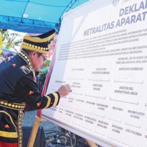 Jajaran pemerintah dan stakeholder lingkup Pemkab Bombana menandatangani deklarasi netralistas aparatur sipil negara pada momen peringatan hari Sumpah Pemuda ke-95.