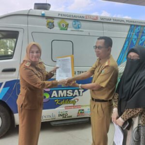 PENYERAHAN KE UPTB : Kepala Bapenda Sultra Mujahidin (tengah) secara simbolis menyerahkan dokumen sekaligus mobil samsat keliling ke UPTB. PENYERAHAN KE UPTB : Kepala Bapenda Sultra Mujahidin (tengah) secara simbolis menyerahkan dokumen sekaligus mobil samsat keliling ke UPTB.